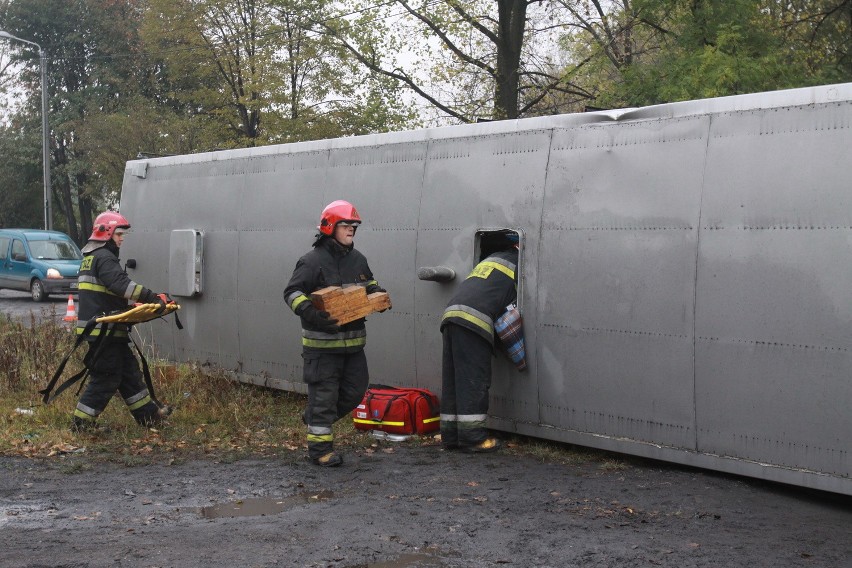 Wypadek autobusu w Lipinach [ZDJĘCIA Z ĆWICZEŃ STRAŻAKÓW]