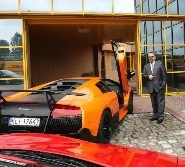 Józef Koral przy nowym lamborghini. Obaj bracia uwielbiają kupować luksusowe auta. Mają po maybachu, a w rodzinie są też m.in. ferrari