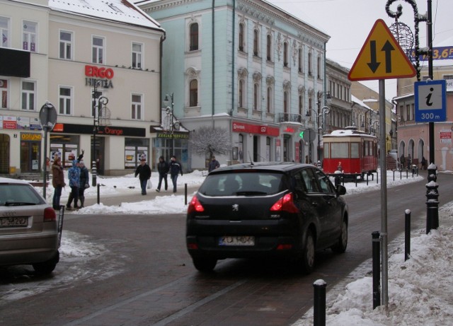 Inna niespodzianka dla kierowców to dwukierunkowy odcinek ulicy na wysokości pl. Sobieskiego