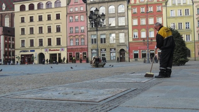 Uschnięte drzewa wycięto w marcu ubr. Kiedy ponownie wrócą do Rynek?