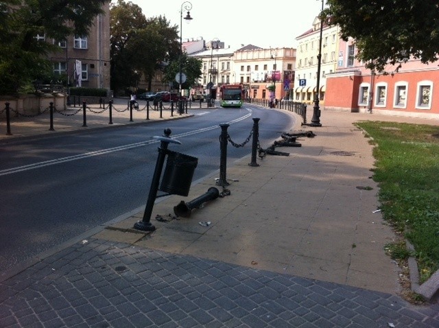 Plac Wolności: Kierowca peugeota wypadł z drogi i staranował słupki (ZDJĘCIA)