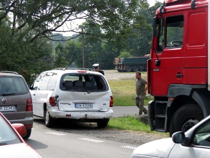 Wrocław: Na Średzkiej ciężarówka staranowała forda (ZDJĘCIA)