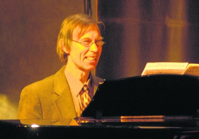 Piotr Kałużny, znany kompozytor, aranżer i pianista, wystąpi w poniedziałek w klubie Pod Pretekstem