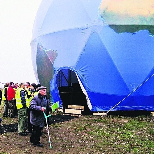 W pobliżu Kleczewa ekolodzy z Greenpeace przygotowali prezentacje w namiocie w kształcie kuli ziemskiej