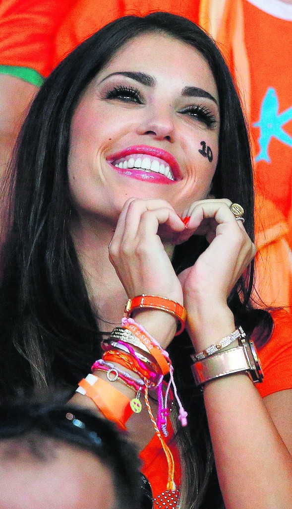 Nawet taki piękny uśmiech Yolanthe Sneijder-Cabau, żony...
