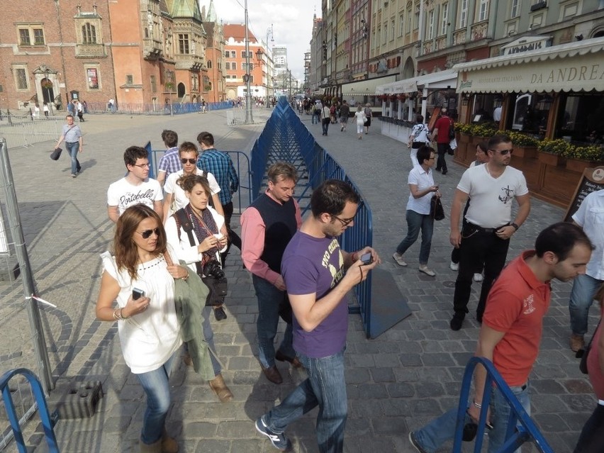 Wrocław: Strefa kibica rośnie, a Rynku ubywa (ZDJĘCIA)