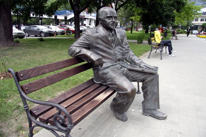 Rzeźba siedzącego na ławeczce pierwszego rektora UMCS prof....