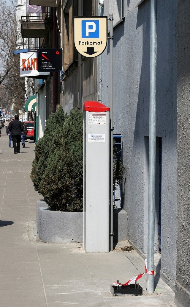 Na razie nowe parkomaty staną obok starych