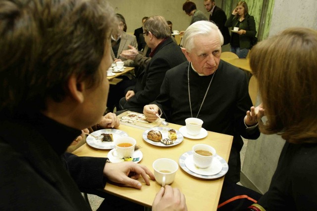Arcybiskup Damian Zimoń podczas adwentowego  spotkania z ludźmi mediów