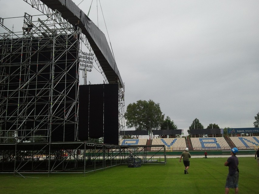 Guns N' Roses: Na stadionie montują zadaszenie sceny