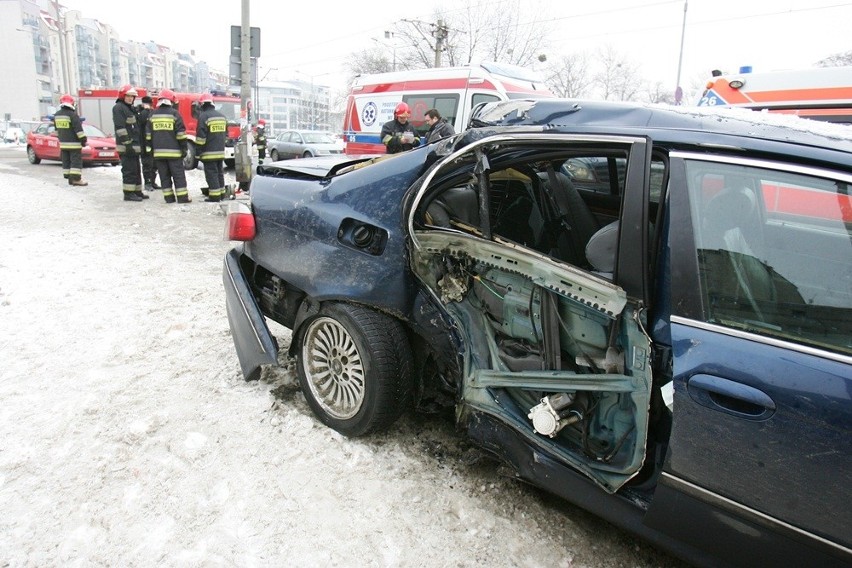 Wrocław: Na Drobnera rozpędzone BMW wjechało w latarnię. Trzy osoby ranne (ZDJĘCIA)