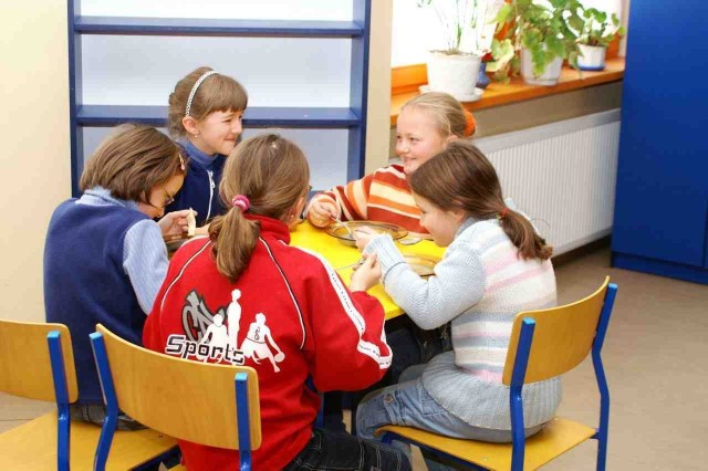 Zamiast batonika popitego colą, dzieci mogą zjeść porządny obiad w szkolnej stołówce