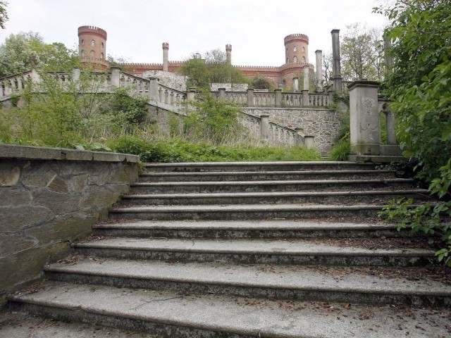 Obecny wygląd (zdjęcie u góry) zamek zawdzięcza wieloletnim staraniom  swego zmarłego 3 sierpnia  gospodarza - Włodzimierza Sobiecha