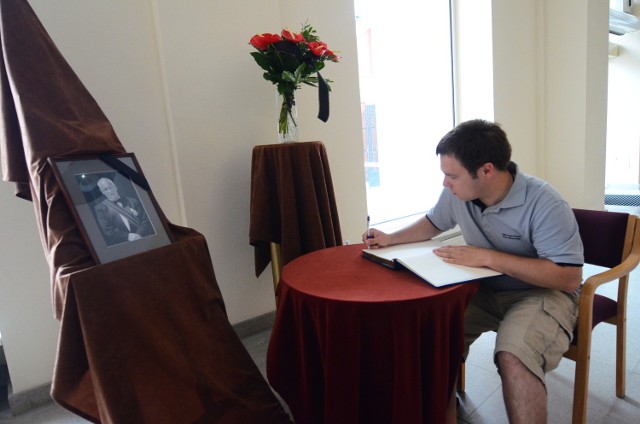 Poznaniacy wpisują się do Księgi Kondolencyjnej pamięci profesora Stefana Stuligrosza wystawionej w holu głównym Urzędu Miasta.