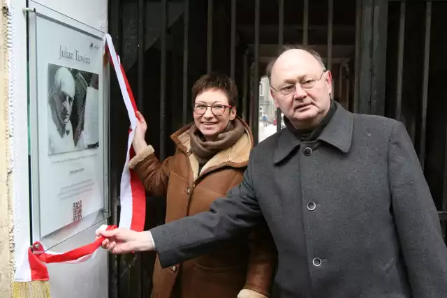 Pamiątkową tablicę odsłonili wiceprezydent Łodzi Agnieszka Nowak oraz rektor Uniwersytetu Łódzkiego prof. Włodzimierz Nykiel.