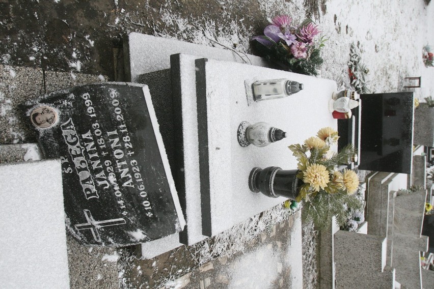 Katowice: Zdewastowano 40 nagrobków na cmentarzu przy ulicy Brynicy w Szopienicach [ZDJĘCIA]