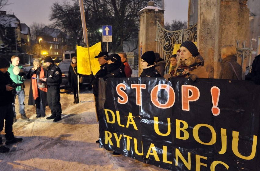 Gdańsk: Protestowali przeciwko ubojowi rytualnemu. Wśród pikietujących Robert Biedroń [ZDJĘCIA]