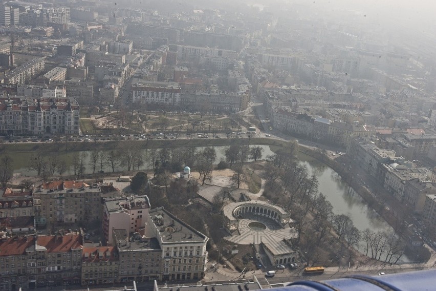 Zobacz Sky Tower i Wrocław z pokładu śmigłowca (FILM, ZDJĘCIA)