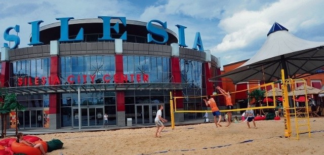 Przed centrum handlowym można pograć w siatkówkę plażową lub odpocząć na leżaku czy hamaku