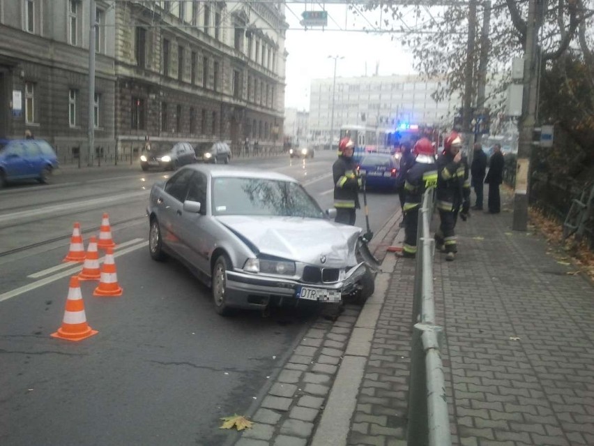 Wypadek na Podwalu: Samochód blokował torowisko. Ogromne korki (ZDJĘCIA)