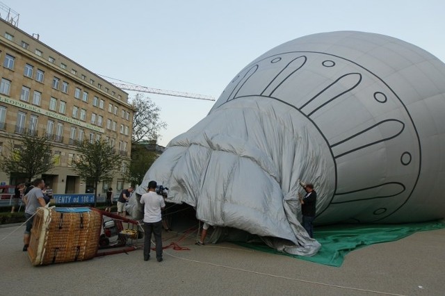 Pompowanie balonu w kształcie pucharu Delaunaya.