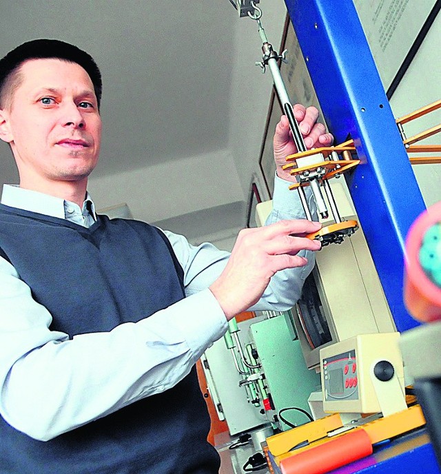 Dr inż. Tomasz Klepka prezentuje prototyp urządzenia