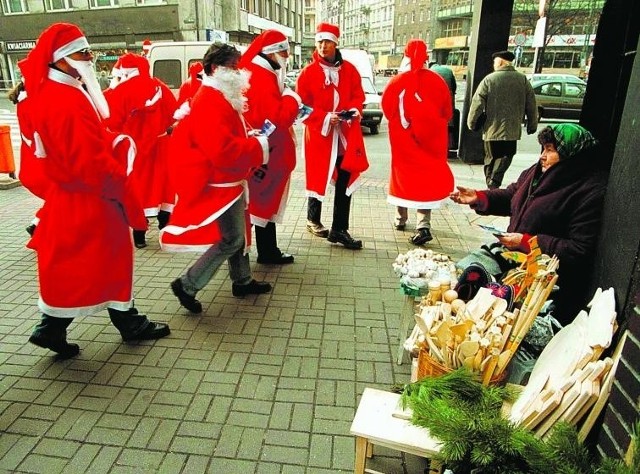 Studenci w roli świętych Mikołajów pracują przy akcjach promocyjnych i w marketach