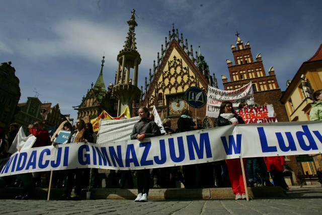 Przeciwko likwidacji szkół protestowało ok. 50 osób