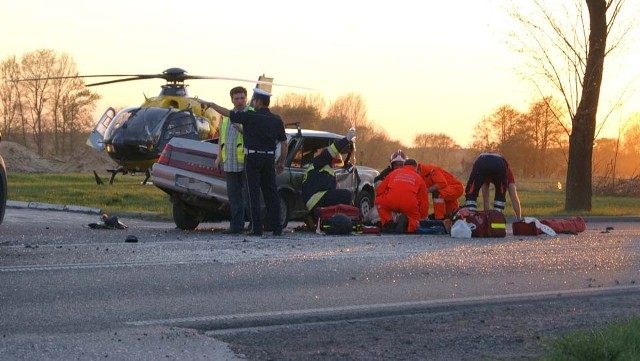 Wieczorem 28 kwietnia w Sierakowicach (powiat skierniewicki) motocyklista zderzył się z polonezem. Auto prowadziła 30-letnia kobieta, która jechała ze swoimi dziećmi. W wypadku zginął 6-letni chłopiec, a matka oraz dwójka dzieci w wieku 4 i 8 lat zostali ranni. Ciężko ranny motocyklista zmarł później w skierniewickim szpitalu.  CZYTAJ WIĘCEJ: Mały chłopiec zginął pod Skierniewicami [ZDJĘCIA]