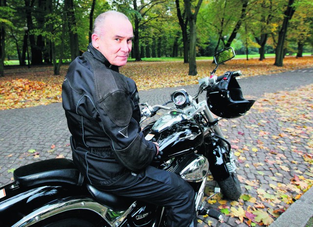 Tadeusz Dziuba w garażu trzyma motor suzuki z 2007 roku