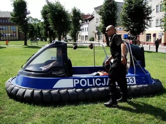 Olsztyńska policja podczas pokazu poduszkowca w Braniewie. Nasz będzie wyglądał podobnie, z tym, że granatowy zastąpi srebrny kolor