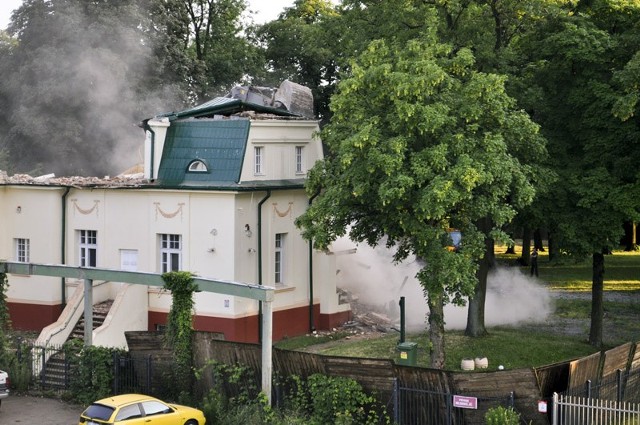 Wyburzenie pałacyku przy Zgierskiej 213 w Łodzi.