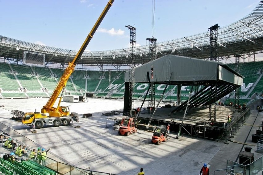 Wrocław: Na stadionie budują scenę dla Michaela. Orkiestra już ćwiczy (FILM)