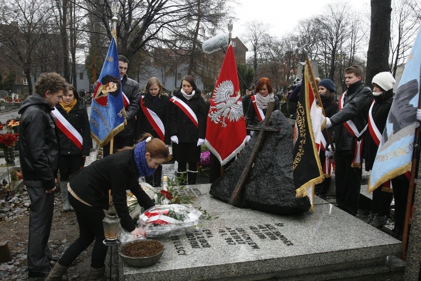 Katowice: Oddali hołd Zbyszkowi Cybulskiemu [ZDJĘCIA]