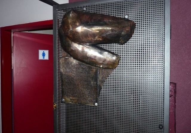 Rzeźba "Dupa Tuwima" w kinie Charlie.