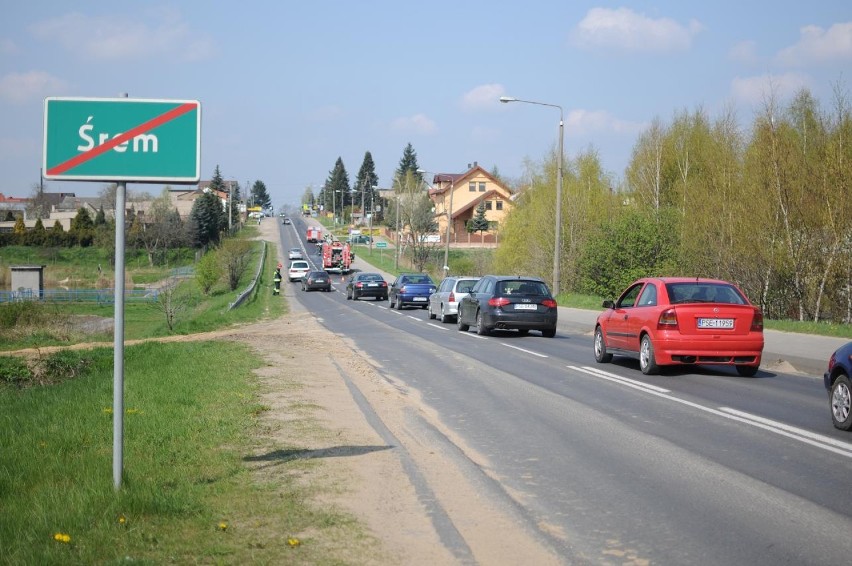 Śrem: plama oleju na drodze do Psarskiego [ZDJĘCIA]