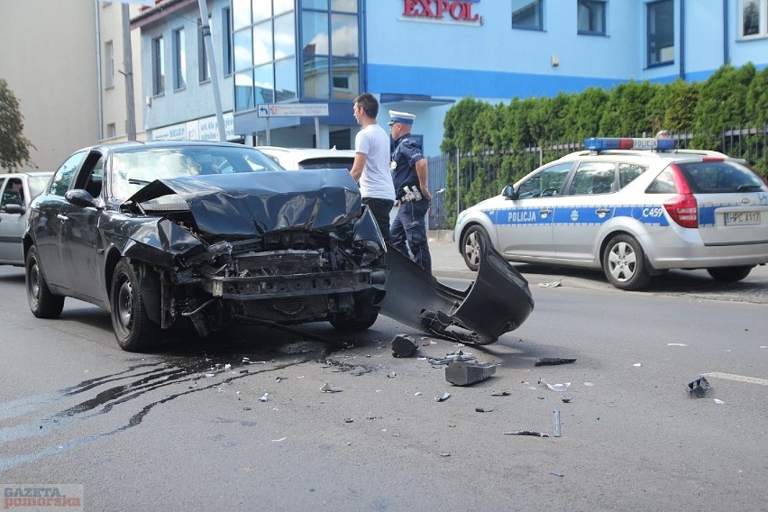 Wypadek na Brzeskiej we Włocławku. Policjanci zatrzymali kierowcę [zdjęcia, wideo]XLINK
