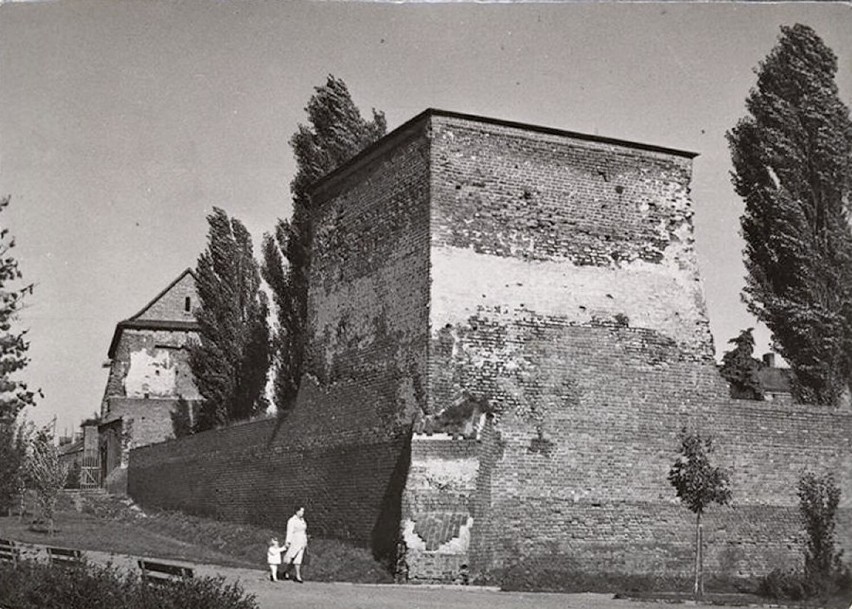 Lata 1960-1964, Częściowo odbudowana zachodnia ściana zamku w Łęczycy.