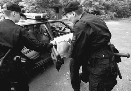 Policjanci często uczestniczą w specjalistycznych szkoleniach, podczas których realizowane są różne scenariusze zatrzymania przestępców.