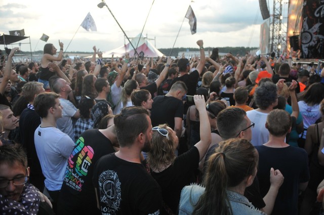 Na Małej Scenie Przystanku Woodstock 2017 grał właśnie Oddział Zamknięty. Kapela przerwała koncerty, by Radek mógł oświadczyć się swojej wybrance. Powiedziała "tak!".

Oddział Zamknięty zaczął grać akurat kawałek "Obudź się". Po kilku pierwszych taktach na scenę wszedł Radek i jego wybranka. Kapela przestała grać, a Radek klęknął na scenie i się oświadczył. Dziewczyna powiedziała "tak!", a świadkami było tysiące osób, zgromadzonych przed Małą Sceną. 
-&nbsp;Jesteście najlepsi. Grać dla was to zaszczyt! - powiedział na zakończenie Krzysztof Wałecki, wokalista Oddziału Zamkniętego.

Zobacz też wideo: Woodstock 2017: Zabawa pod sceną


Wszystkie informacje o Przystanku Woodstock 2017 w Kostrzynie nad Odrą:  Przystanek Woodstock 2017: koncerty, zdjęcia, filmy, informacje

