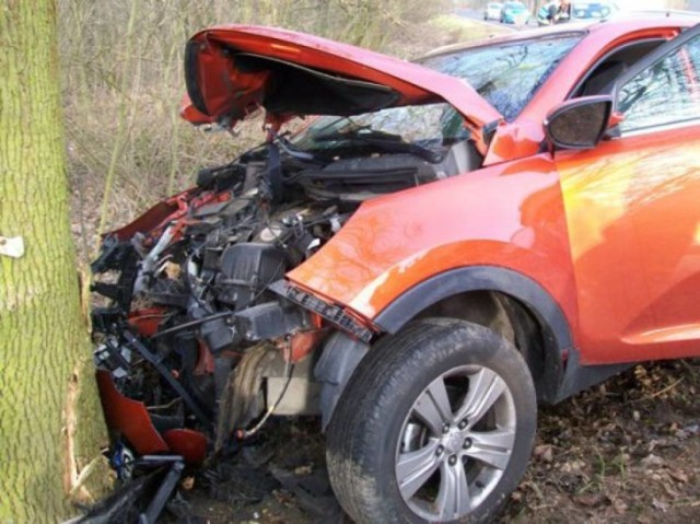 Groźny wypadek w Stawie, gmina Strzałkowo. Samochód osobowy marki KIA Sportage uderzył w drzewo. Na szczęście nikt poważnie nie ucierpiał.

Więcej:
Wypadek w Stawie: KIA Sportage uderzyła w drzewo [ZDJĘCIA]