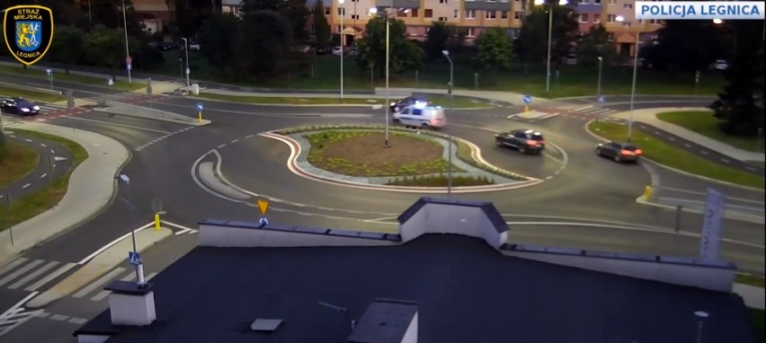 Policjanci z Legnicy eskortują do szpitala cierpiącego chłopca