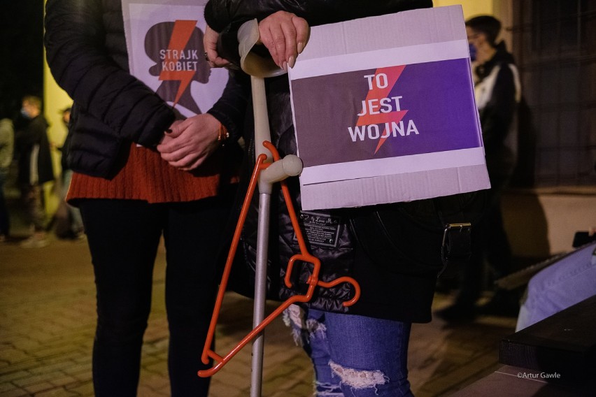 Tarnów. Strajk Kobiet przybiera na sile. Marsz protestu ulicami Tarnowa coraz liczniejszy. Incydent na ul. Lwowskiej [ZDJĘCIA] 27.20.2020