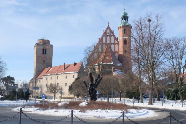 Zima w tym roku wygląda przepięknie. zobaczcie, jak wyglądają Żary przykryte śniegiem, w pełnym słońcu.