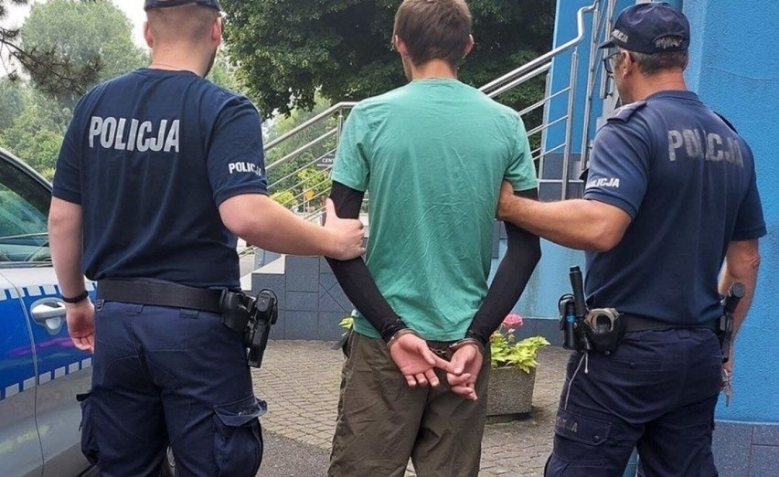 Poszukiwany przez sąd z Jastrzębia-Zdroju na widok mundurowego wszedł pod stertę ubrań. Bawił się w chowanego z policją?
