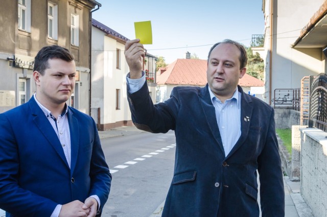 Burmistrz Bochni Stefan Kolawiński otrzymał żółtą kartkę od Radosława Maconia i Artura Gondka