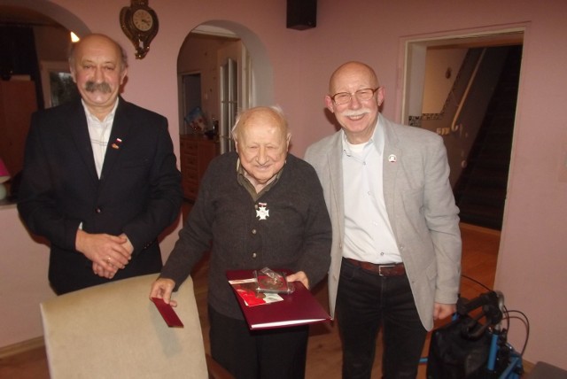 Kazimierz Seifert z Golubia-Dobrzynia (w środku) został uhonorowany za zasługi dla Solidarności
