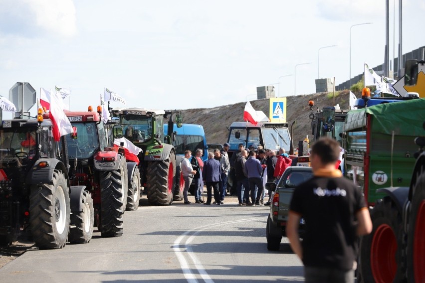 Gmina Szubin. Protest rolników w Kołaczkowie. Agrounia domaga się rozmów z premierem [zdjęcia]