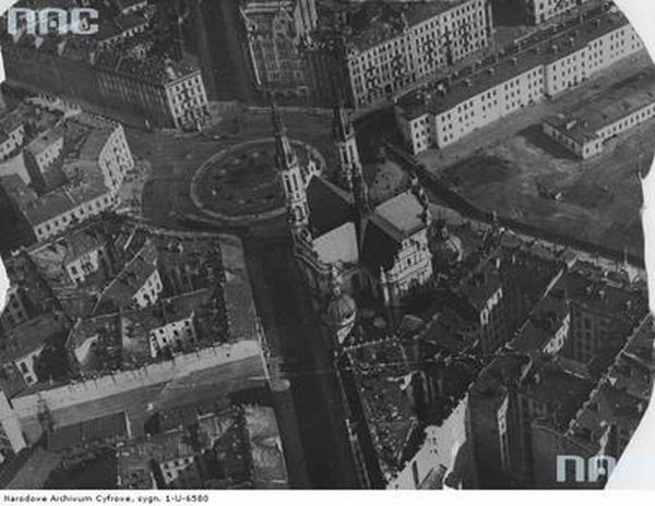 Zobacz archiwalne zdjęcia Warszawy z lotu ptaka