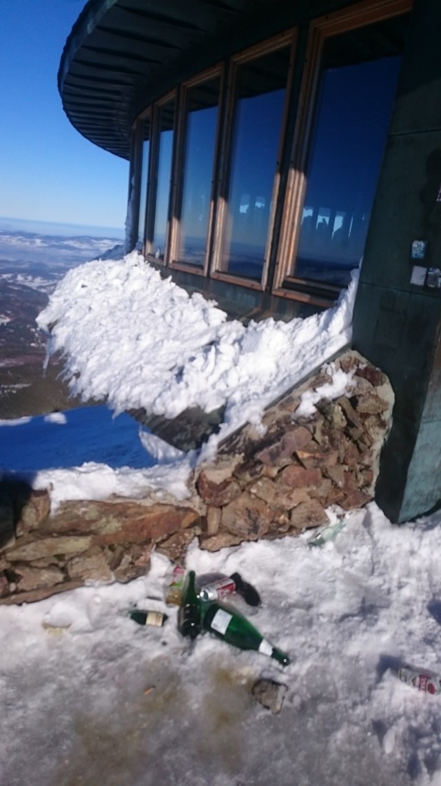 Pan Maciej, który wybrał się na Śnieżkę zobaczył tam sterty butelek po szampanie i rozwiewane przez wiatr inne śmieci. Zrobił zdjęcia, które przesłał do naszej redakcji.